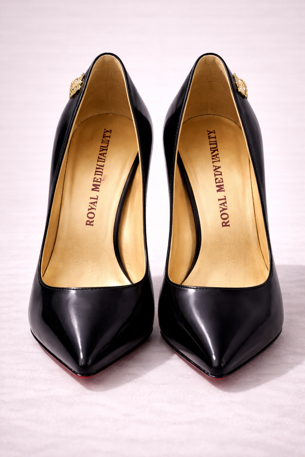 Queens Collection high-heeled red shoes with gold-colored bottoms